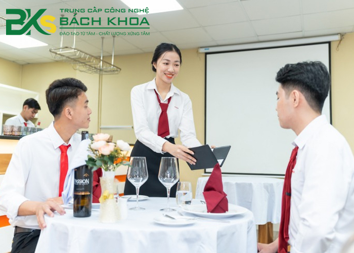 Chương trình đào tạo trung cấp quản trị khách sạn là gì?