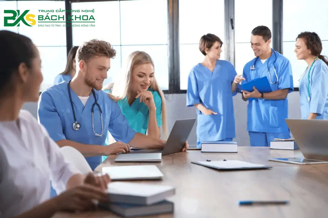 Trung Cấp Điều Dưỡng Hệ Vừa Học Vừa Làm Học Nhanh Bằng Chính Quy 4 Không chỉ mang lại thu nhập ổn định, bằng Điều dưỡng hệ vừa học vừa làm là chìa khóa cho sự thăng tiến lâu dài trong ngành y tế.