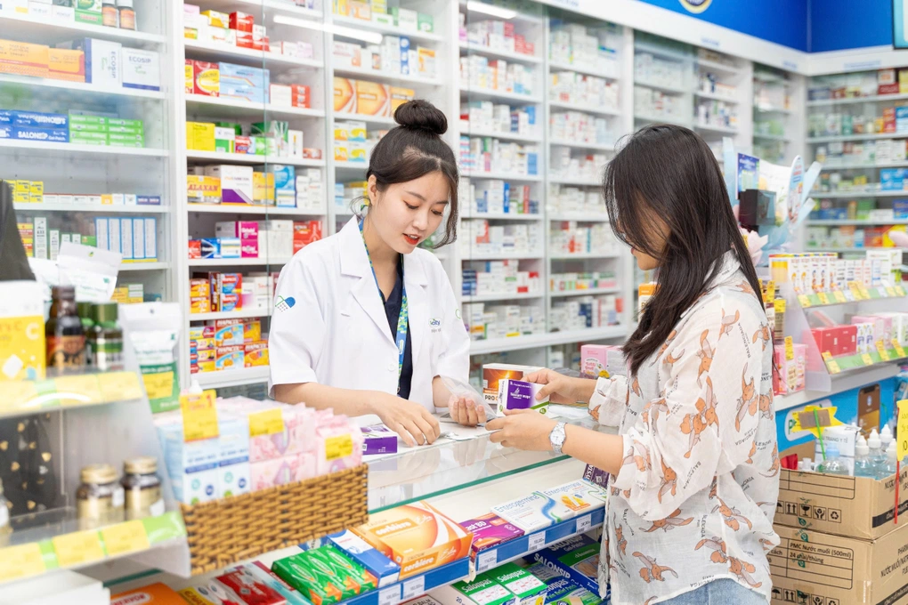 Sinh viên ngành Dược thực hành bào chế thuốc tại phòng thí nghiệm hiện đại