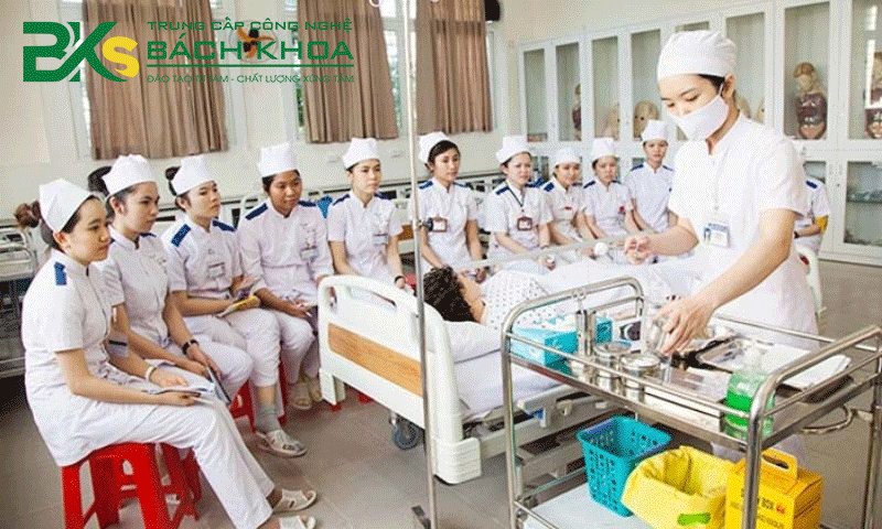 Trung Cấp Điều Dưỡng Hệ Vừa Học Vừa Làm Học Nhanh Bằng Chính Quy 2 Học viên hệ Trung cấp Điều dưỡng vừa học vừa làm tham gia lớp học lý thuyết online linh hoạt vào buổi tối.