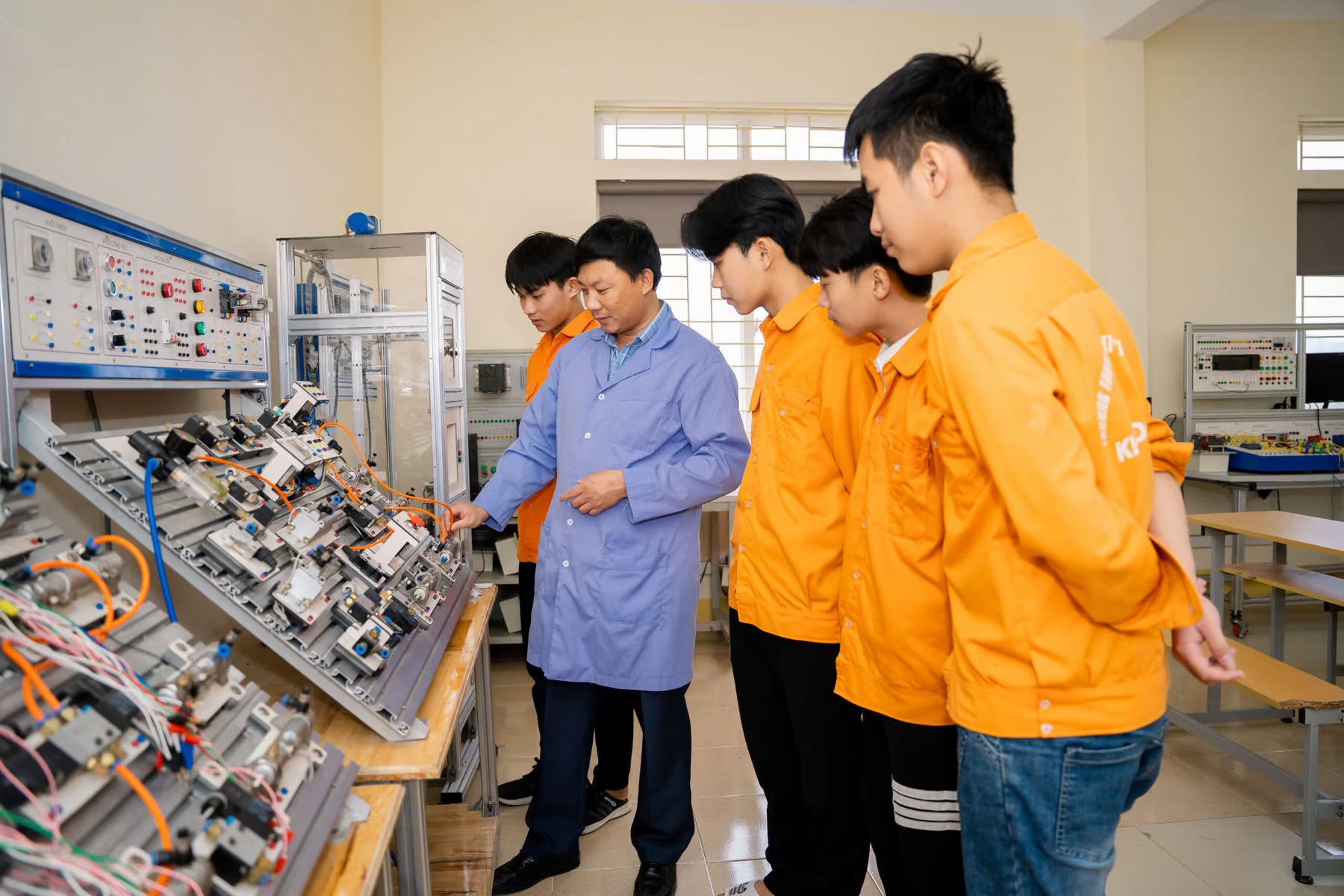 Học viên thực hành lắp đặt tủ điện tại Trường Trung cấp Công nghệ Bách khoa