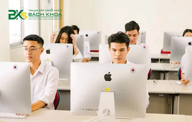 Học viên học điện công nghiệp online tại Trường Trung cấp Công nghệ Bách Khoa