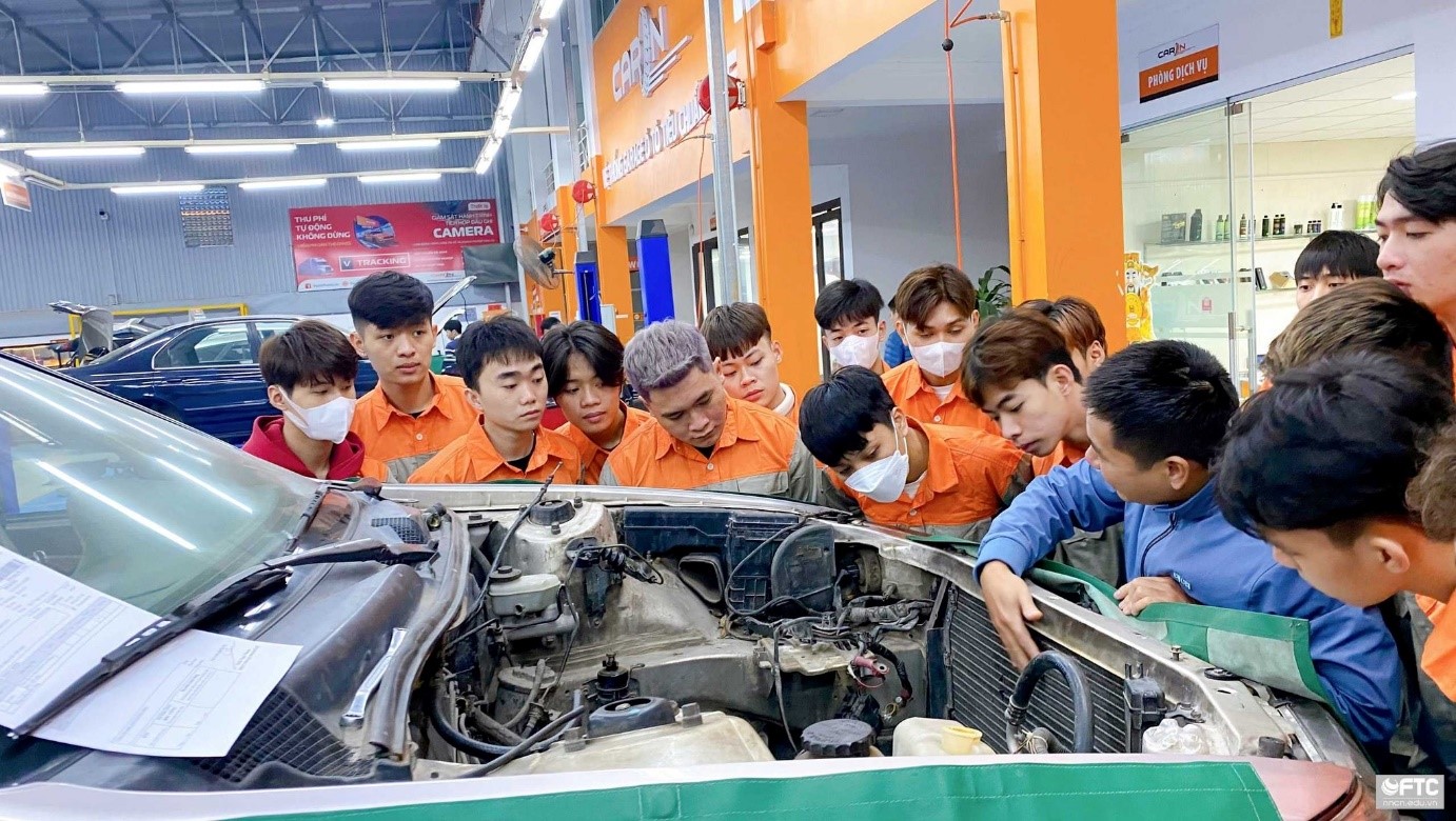 Học viên thực hành kỹ năng kỹ thuật ô tô tại BKS Bách Khoa