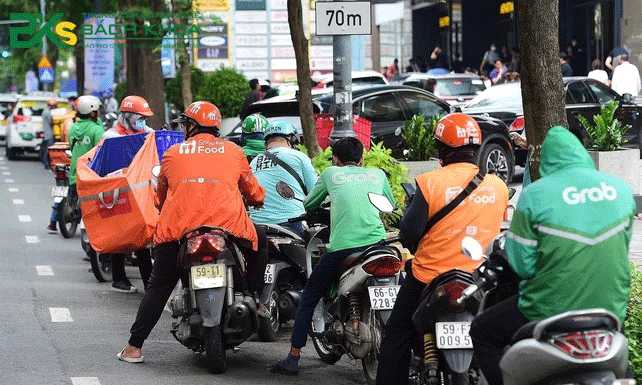 Tài xế xe ôm công nghệ là lựa chọn nghề tay trái linh hoạt, phù hợp với nam giới cần kiếm thêm thu nhập ngoài giờ.