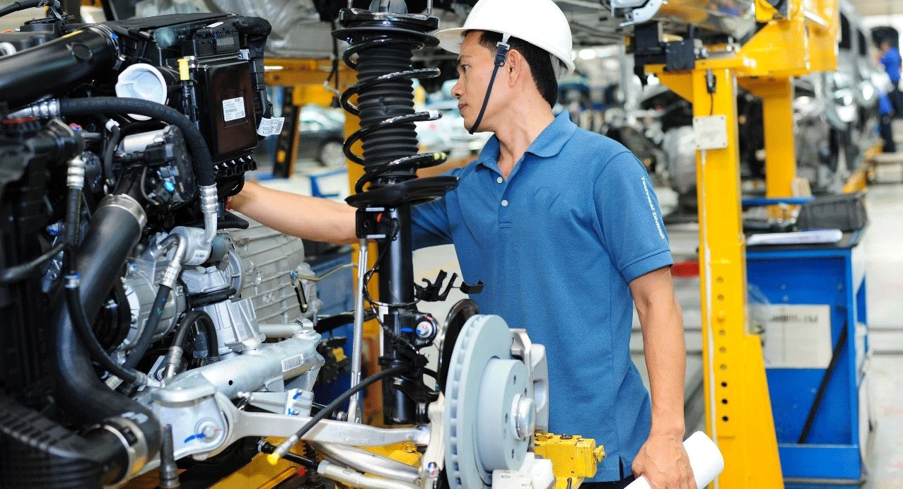 Học viên BKS thực hành trên động cơ ô tô thực tế