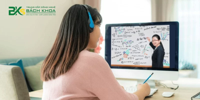 Trung cấp đào tạo từ xa học online trên máy tính
