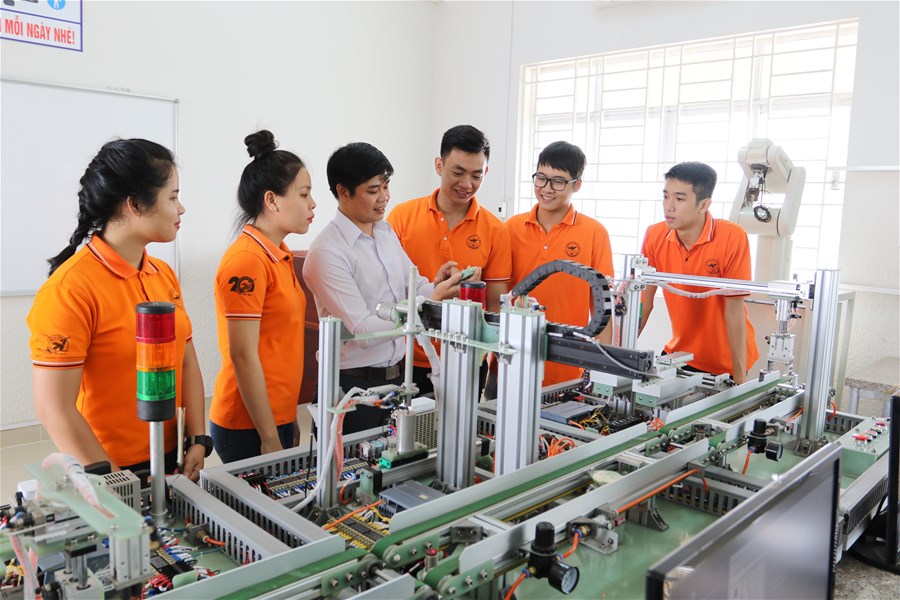 tuyển sinh trung cấp điện tử công nghiệp từ xa