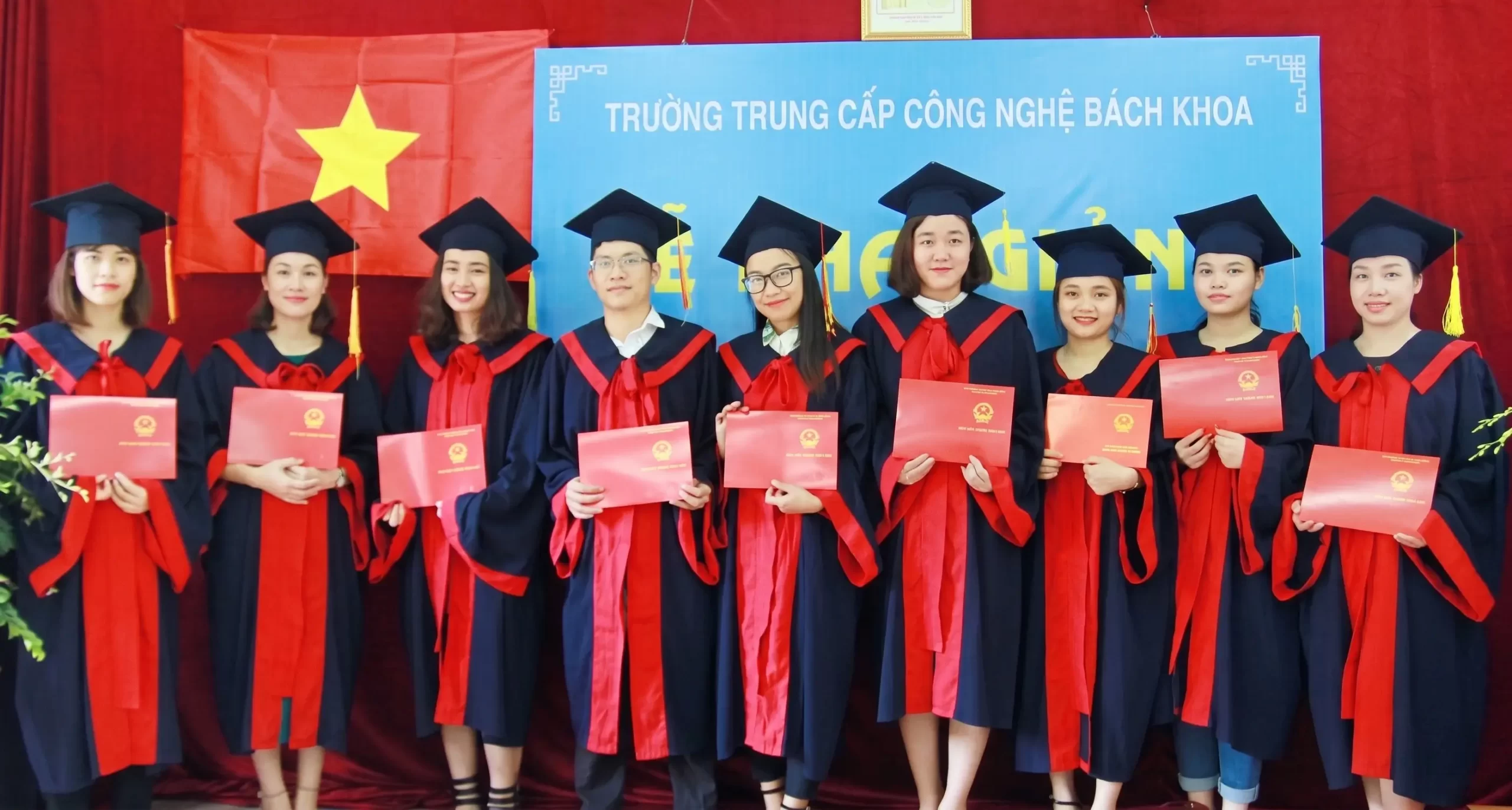 TRANG CHỦ 24 Nhận bằng tốt nghiệp đại học chính quy