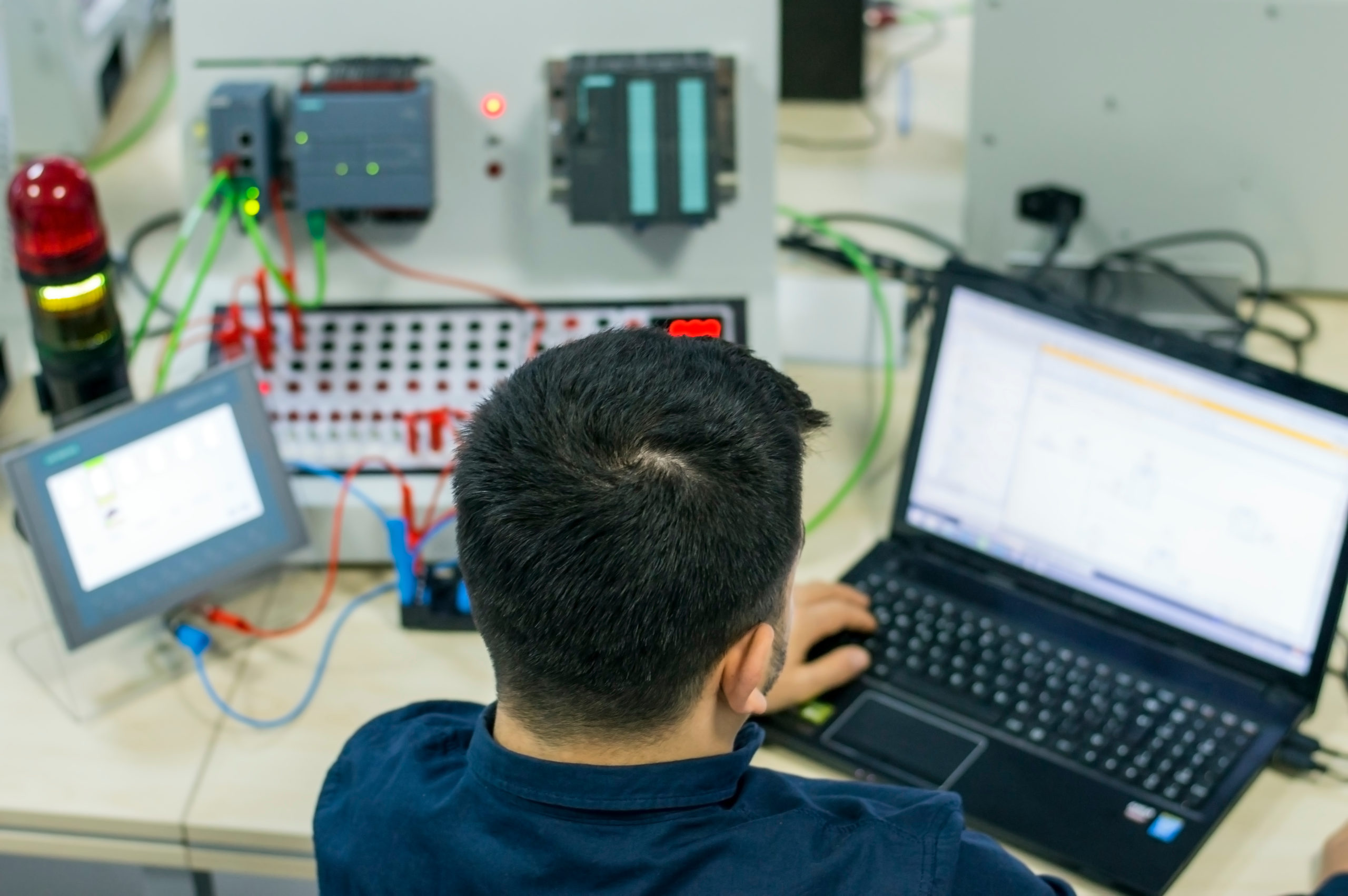 Kỹ thuật viên lập trình PLC Siemens Mitsubishi điều khiển tự động hóa dây chuyền sản xuất tại nhà máy