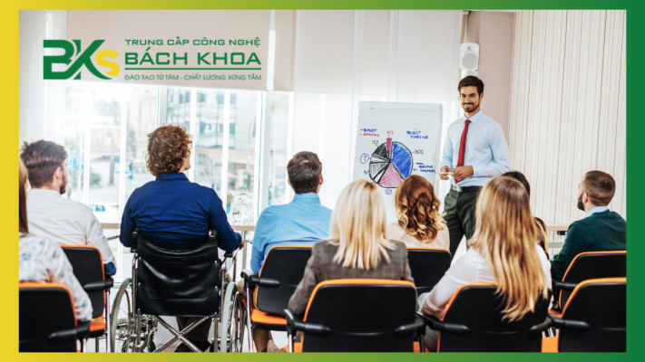 Học viên tham gia lớp Trung cấp Quản trị doanh nghiệp với lịch học linh hoạt.