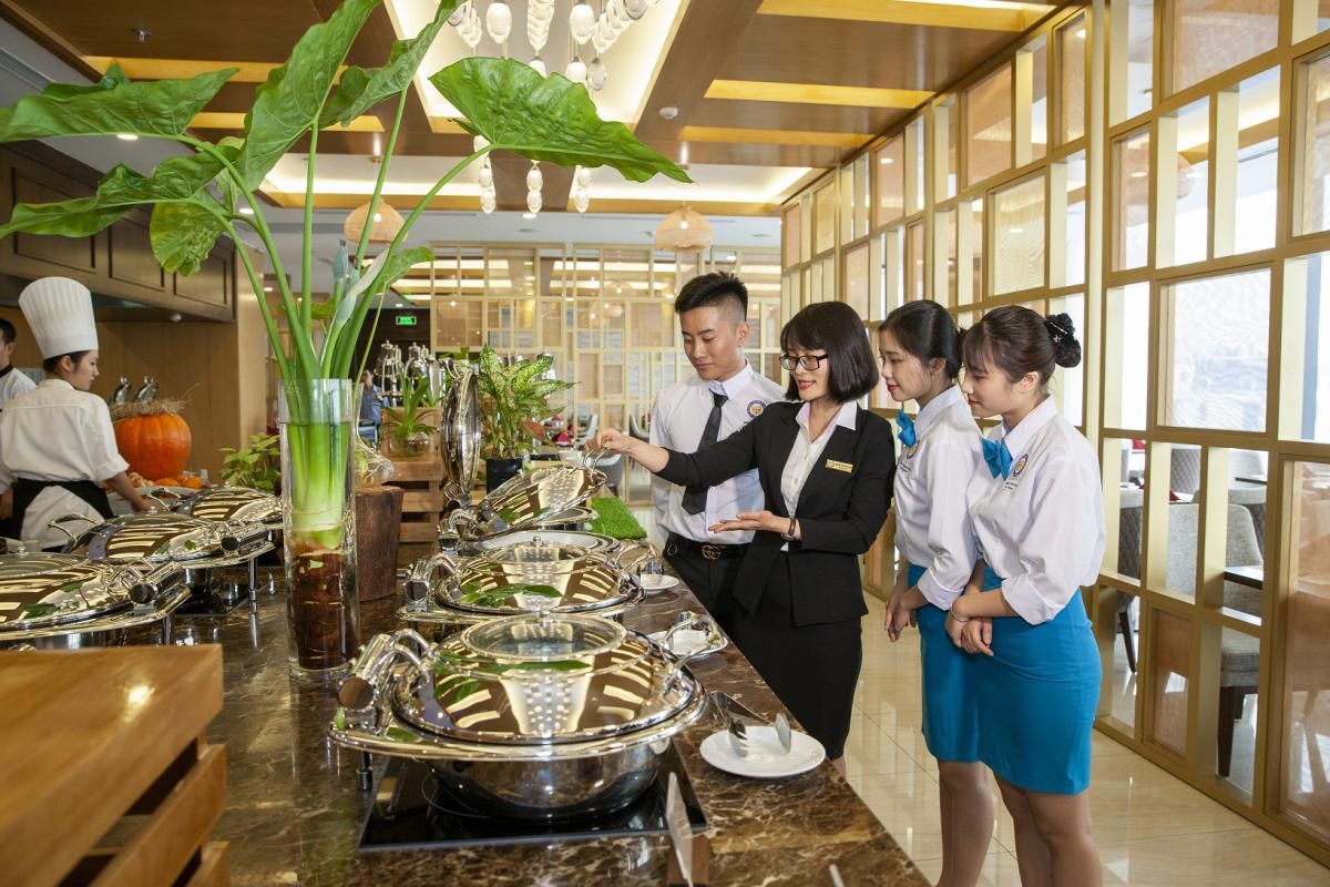 Trung Cấp Nghiệp Vụ Nhà Hàng 4 Môi trường làm việc ngành F&B - Hospitality