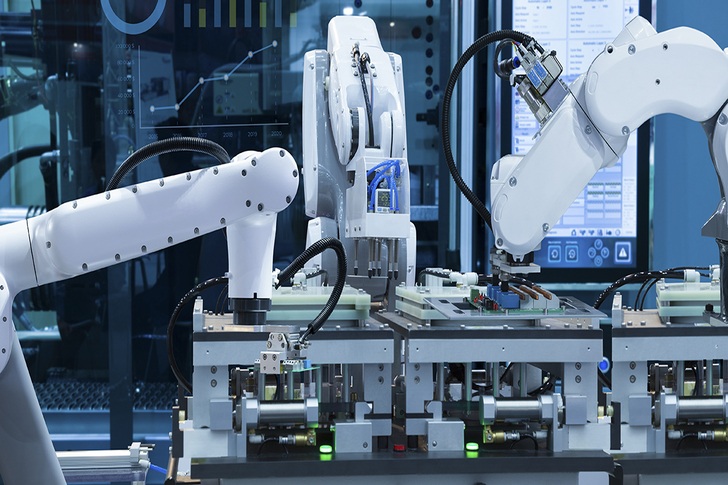 Chuyên viên vận hành hệ thống tự động hóa robot công nghiệp và băng chuyền tại nhà máy sản xuất hiện đại