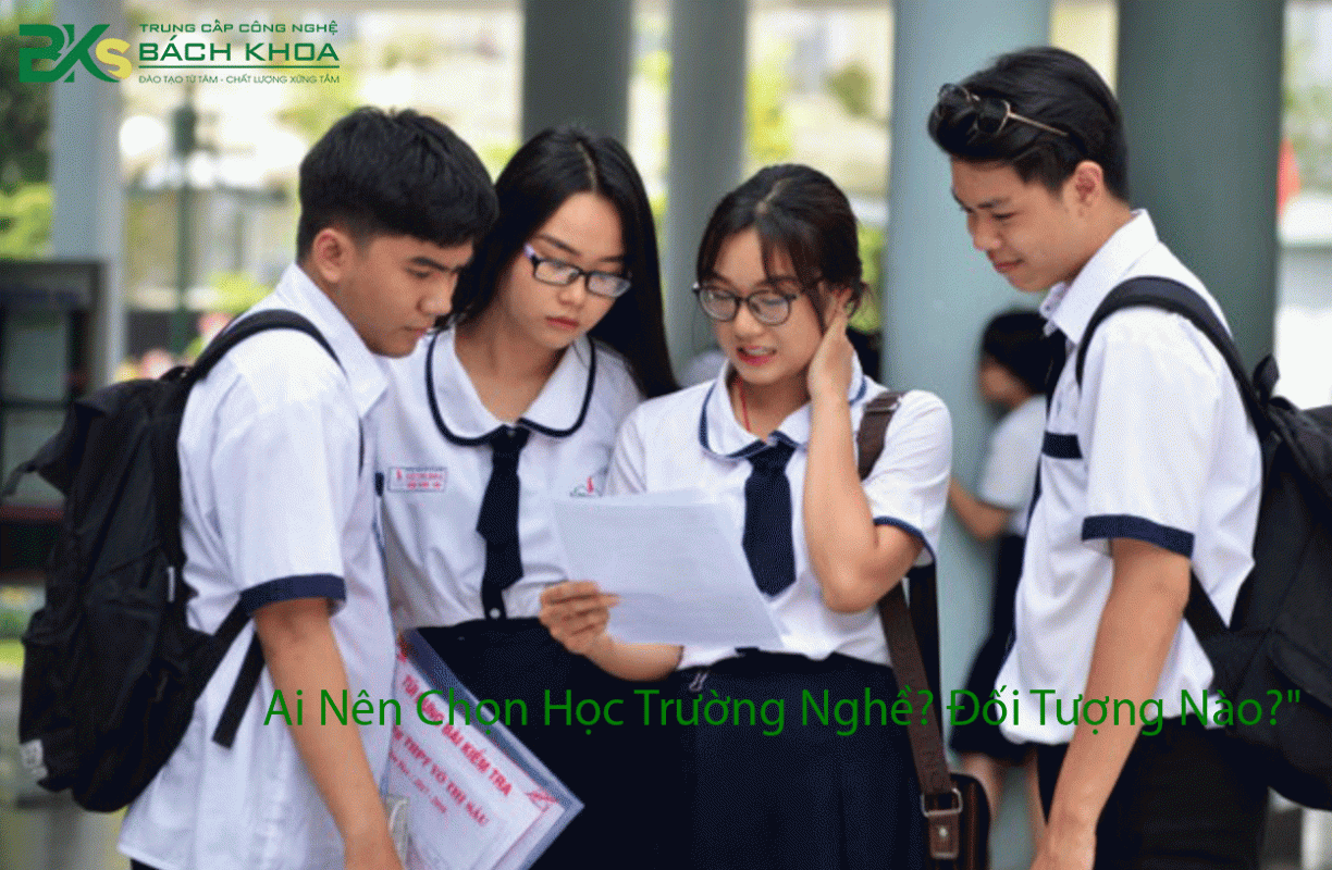 Học Trường Nghề Có Bằng Cấp 3 Không? Giải Đáp Mới Nhất 2026 6 Các bạn học sinh đang cùng nhau thảo luận và tìm hiểu thông tin định hướng chọn trường nghề.