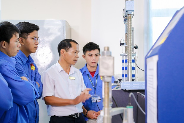 Trung Cấp Kỹ Thuật Xây Dựng 10 Học viên thực hành kỹ thuật xây dựng tại công trình BKS
