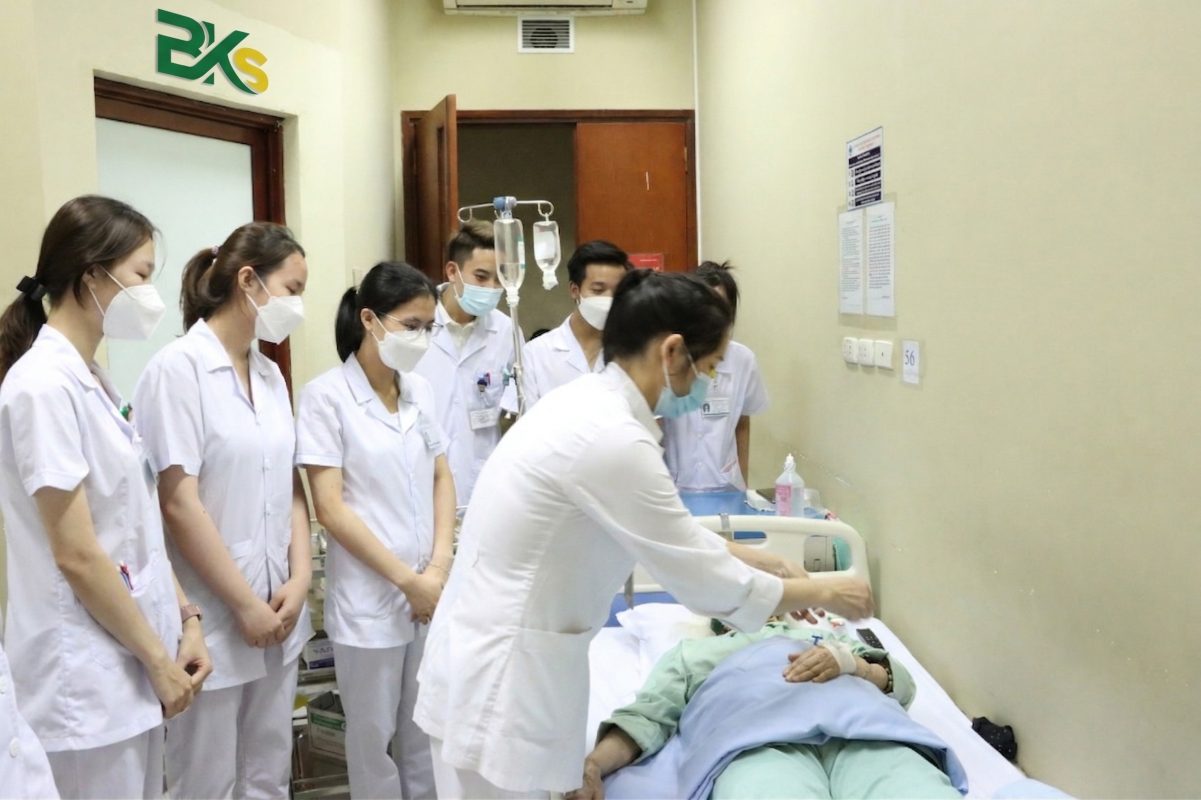 Trung cấp Y sĩ đa khoa vừa học vừa làm vừa có thu nhập vừa có bằng cấp 4 Ngành y sĩ đa khoa mang lại nhiều cơ hội nghề nghiệp ổn định với lộ trình thăng tiến rõ ràng trong hệ thống y tế.