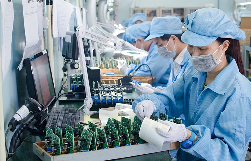 Kỹ thuật viên điện tử công nghiệp đang làm việc tại nhà máy hiện đại sau khi tốt nghiệp Trung cấp BKS