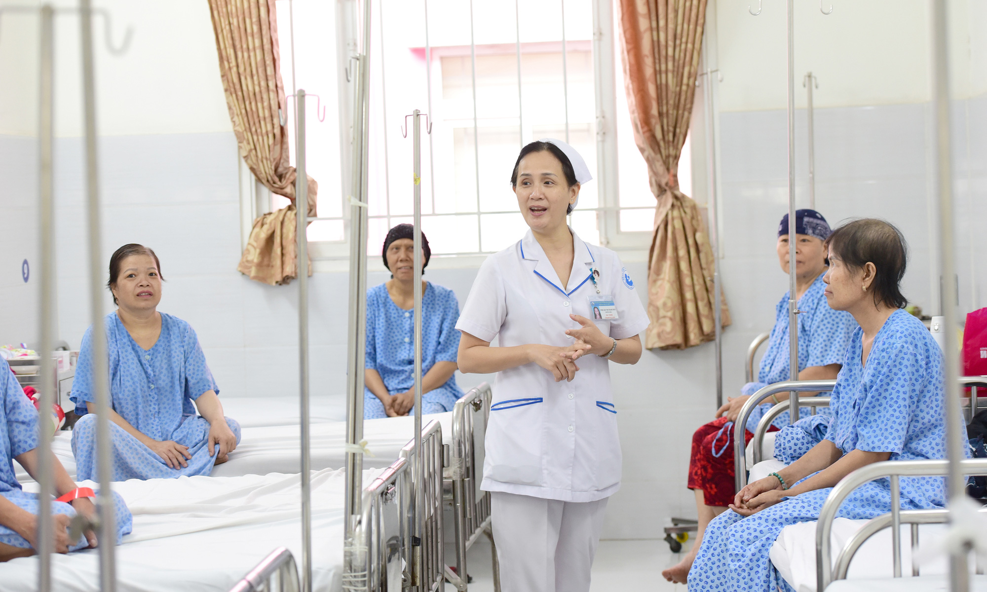 Điều dưỡng viên làm việc tại bệnh viện