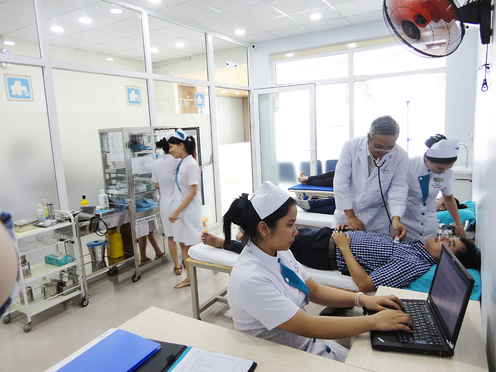 Nhân viên y tế tại phòng khám tư nhân