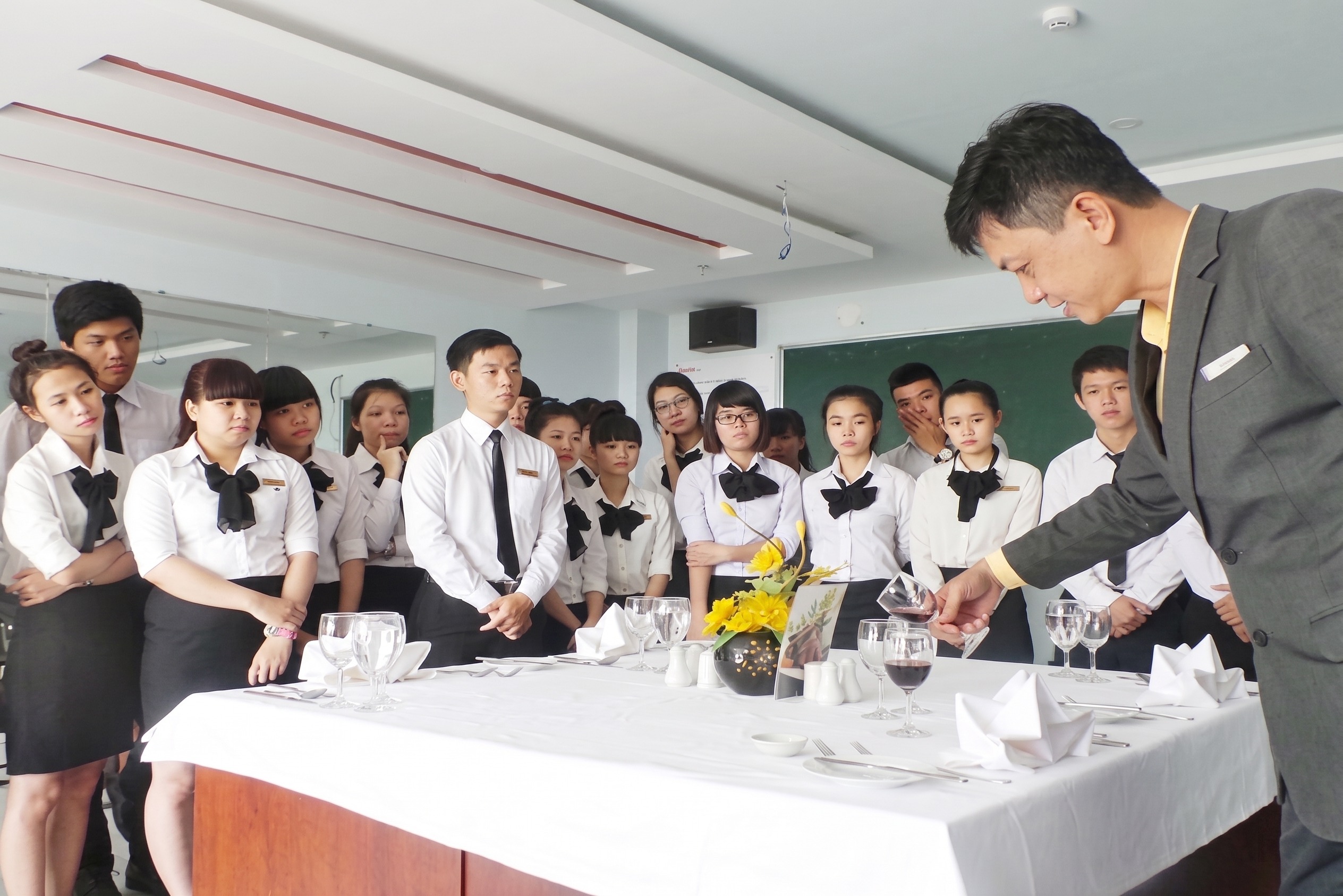 Trung Cấp Nghiệp Vụ Nhà Hàng 3 Học viên lớp nghiệp vụ nhà hàng