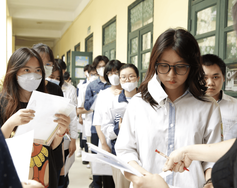 Học Trường Nghề Có Bằng Cấp 3 Không? Giải Đáp Mới Nhất 2026 2 Học sinh hệ 9+ tập trung xem hồ sơ, xếp hàng nộp thủ tục xét tuyển hoặc dự thi tốt nghiệp THPT và bằng trung cấp.
