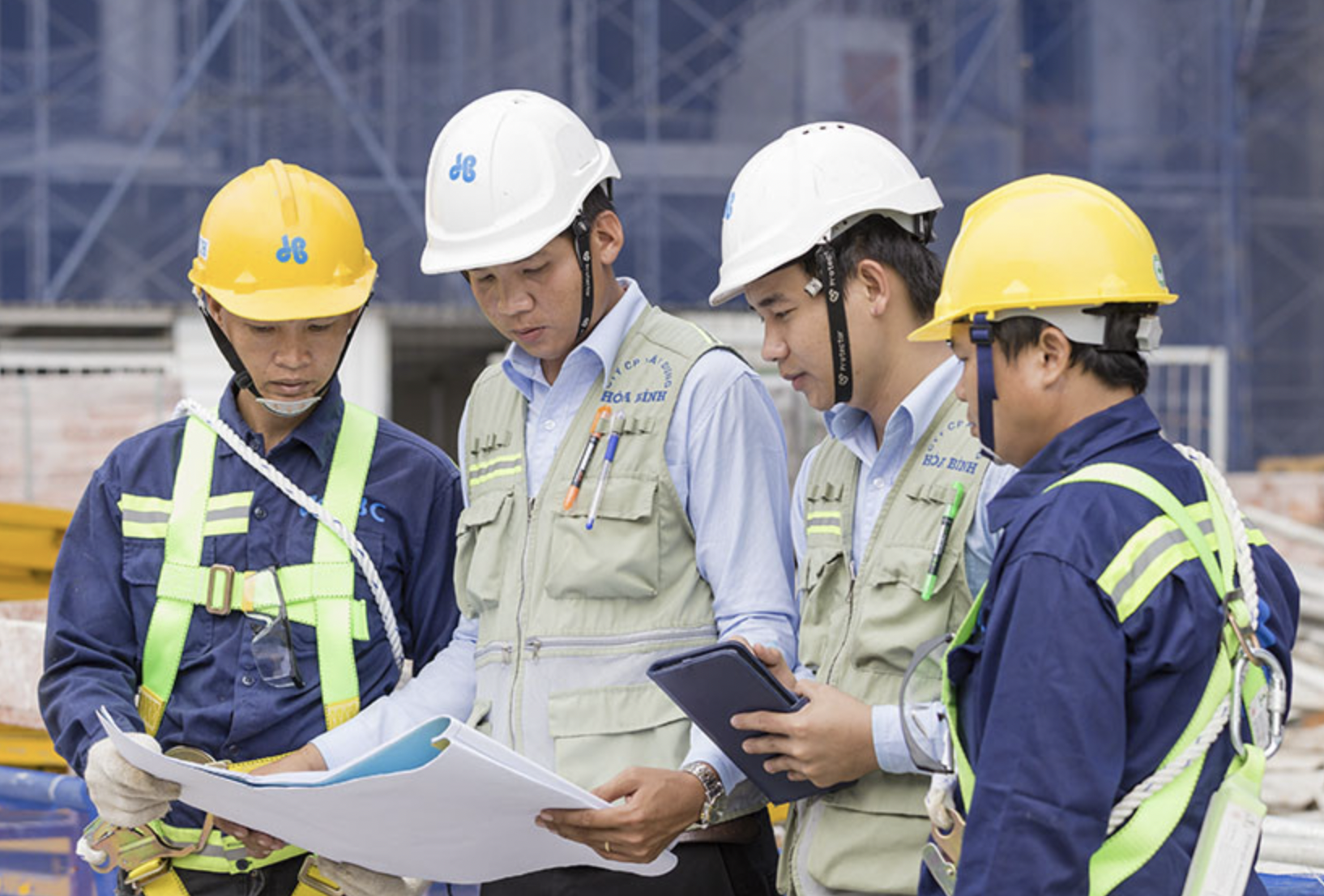Trung Cấp Kỹ Thuật Xây Dựng 4 Học viên thực hành kỹ thuật xây dựng tại công trình