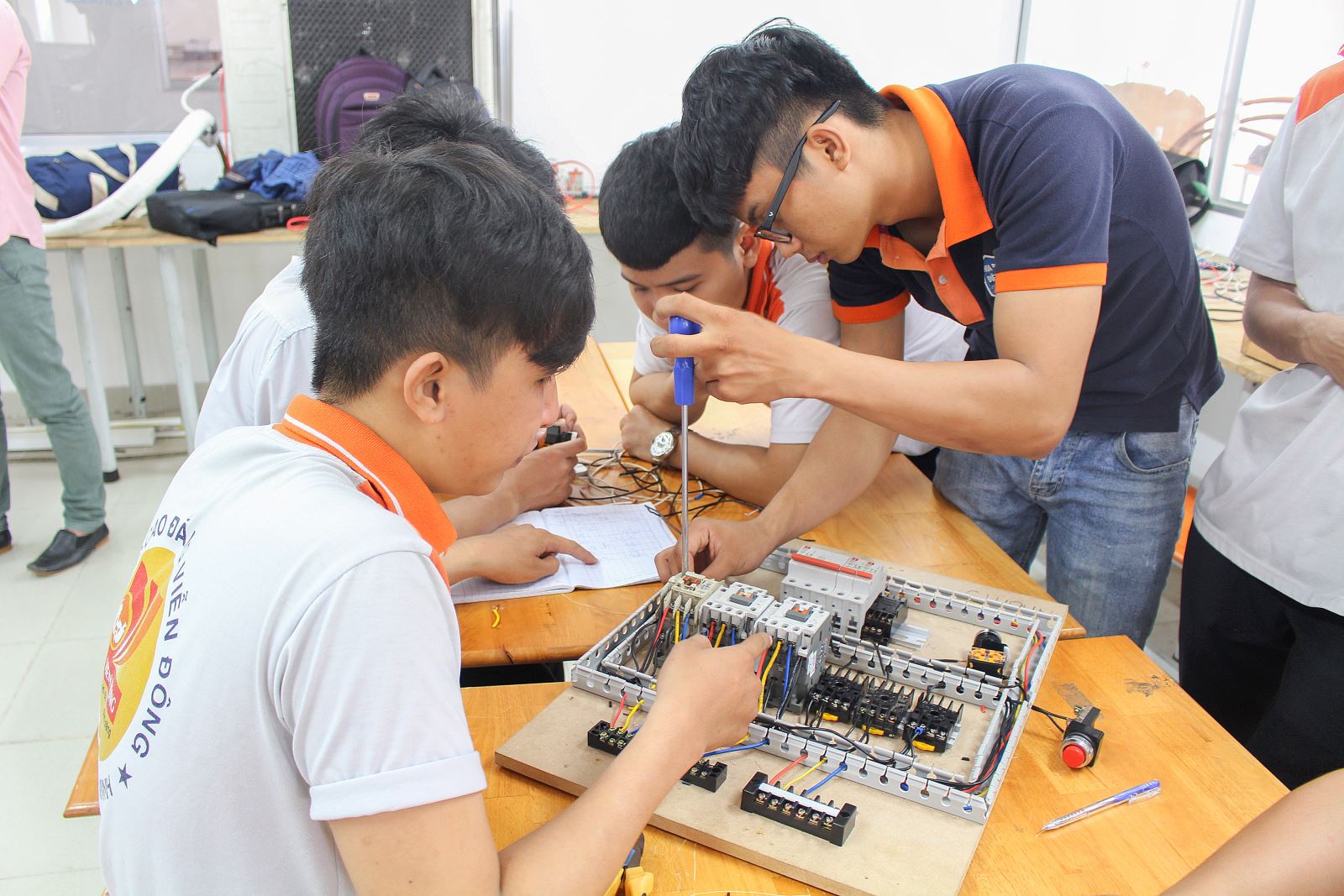Học viên Trường Trung Cấp Công Nghệ Bách Khoa BKS thực hành ngành Điện tử Công nghiệp trên thiết bị thật