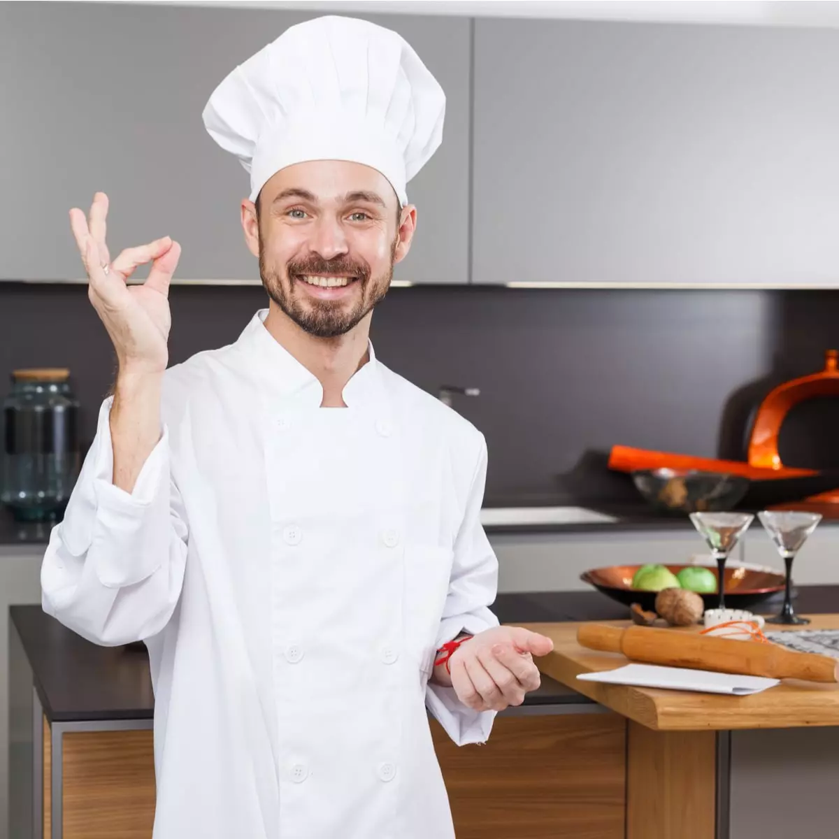Trung Cấp Kỹ Thuật Chế Biến Món Ăn 4 Học viên trung cấp kỹ thuật chế biến món ăn đang thực hành nấu ăn chuyên nghiệp trong bếp nhà trường