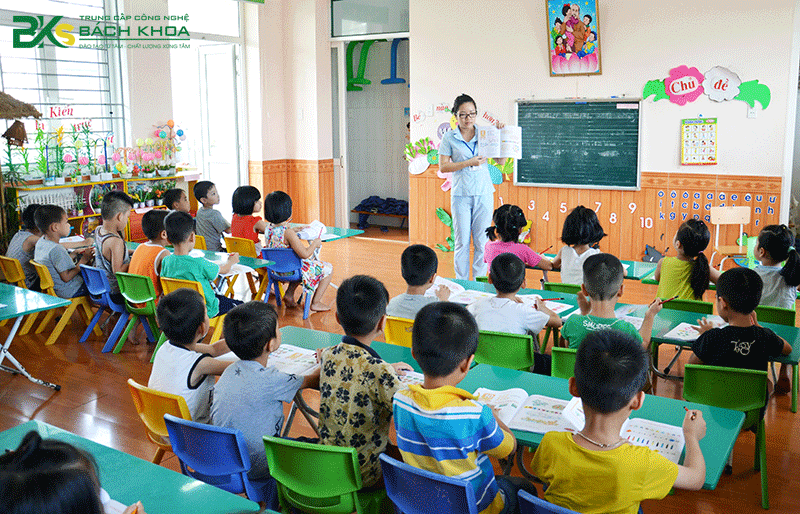Lợi ích lớn nhất của hệ từ xa là giúp bạn tự làm chủ lộ trình học tập, không bị gò bó bởi thời khóa biểu cố định.