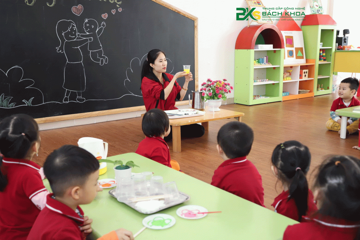 Hình thức học Trung cấp Mầm non từ xa vừa học vừa làm giúp học viên chủ động thời gian và không cần nghỉ việc.