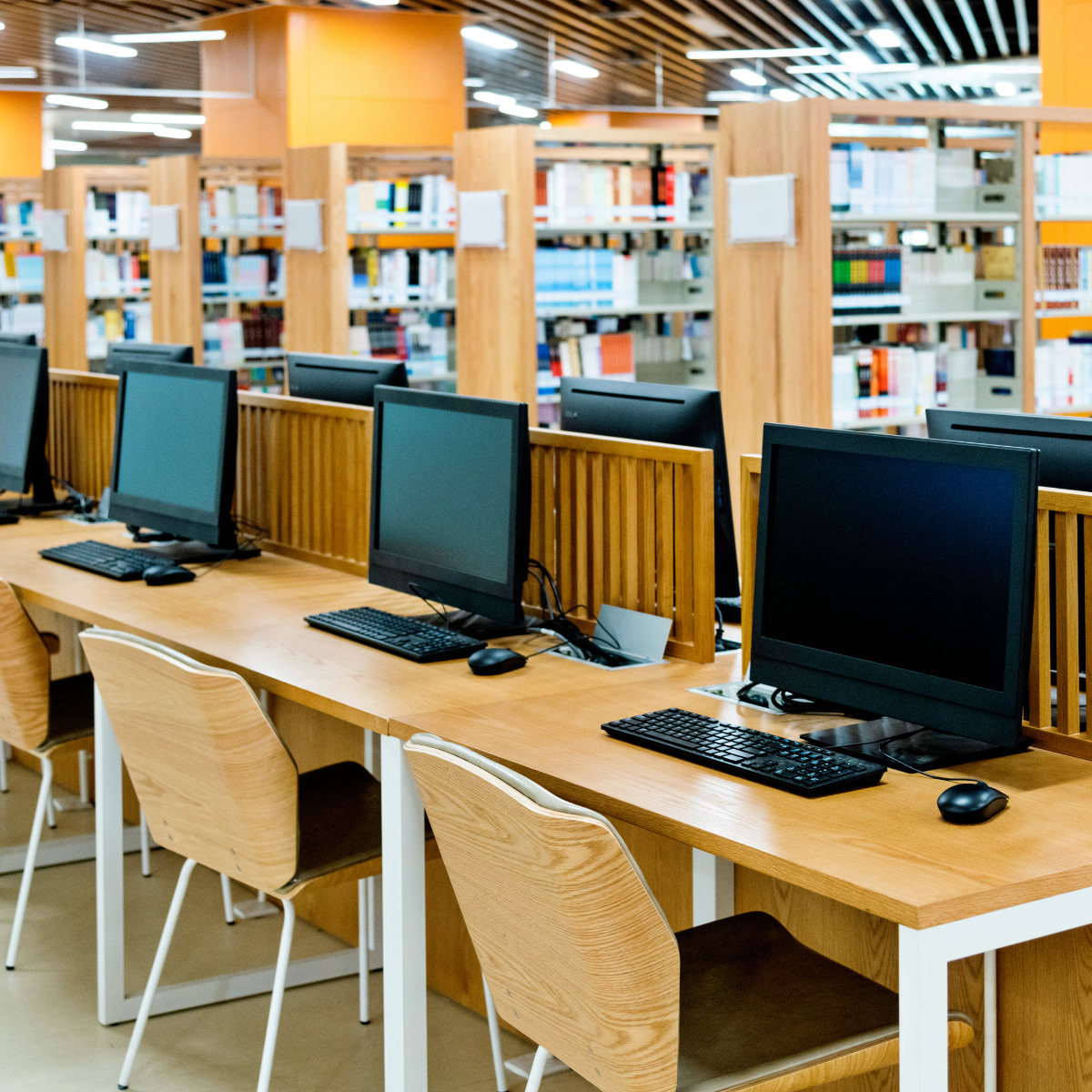Cán bộ thư viện thiết bị ứng dụng công nghệ trong trường học