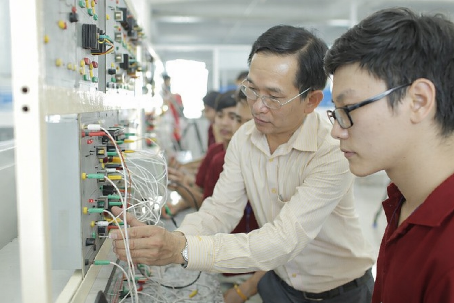 Học viên thực hành điện tử công nghiệp