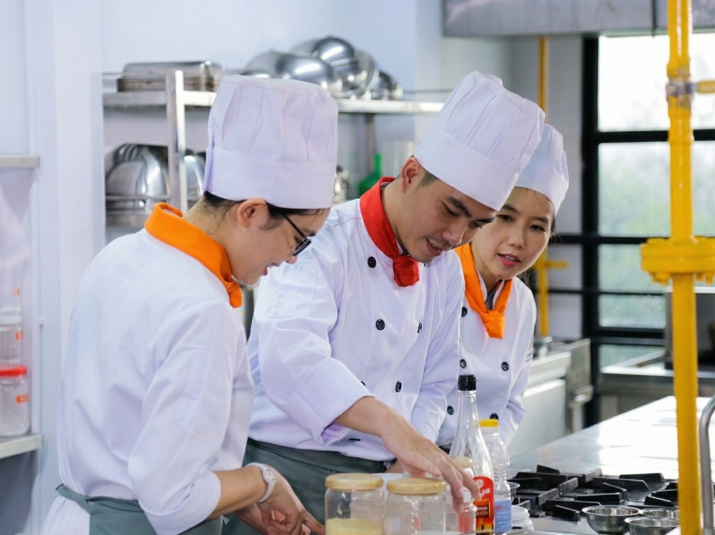 Trung Cấp Kỹ Thuật Chế Biến Món Ăn 7 Đầu bếp chuyên nghiệp làm việc tại nhà hàng khách sạn sau khi tốt nghiệp trung cấp kỹ thuật chế biến món ăn tại trường BKS