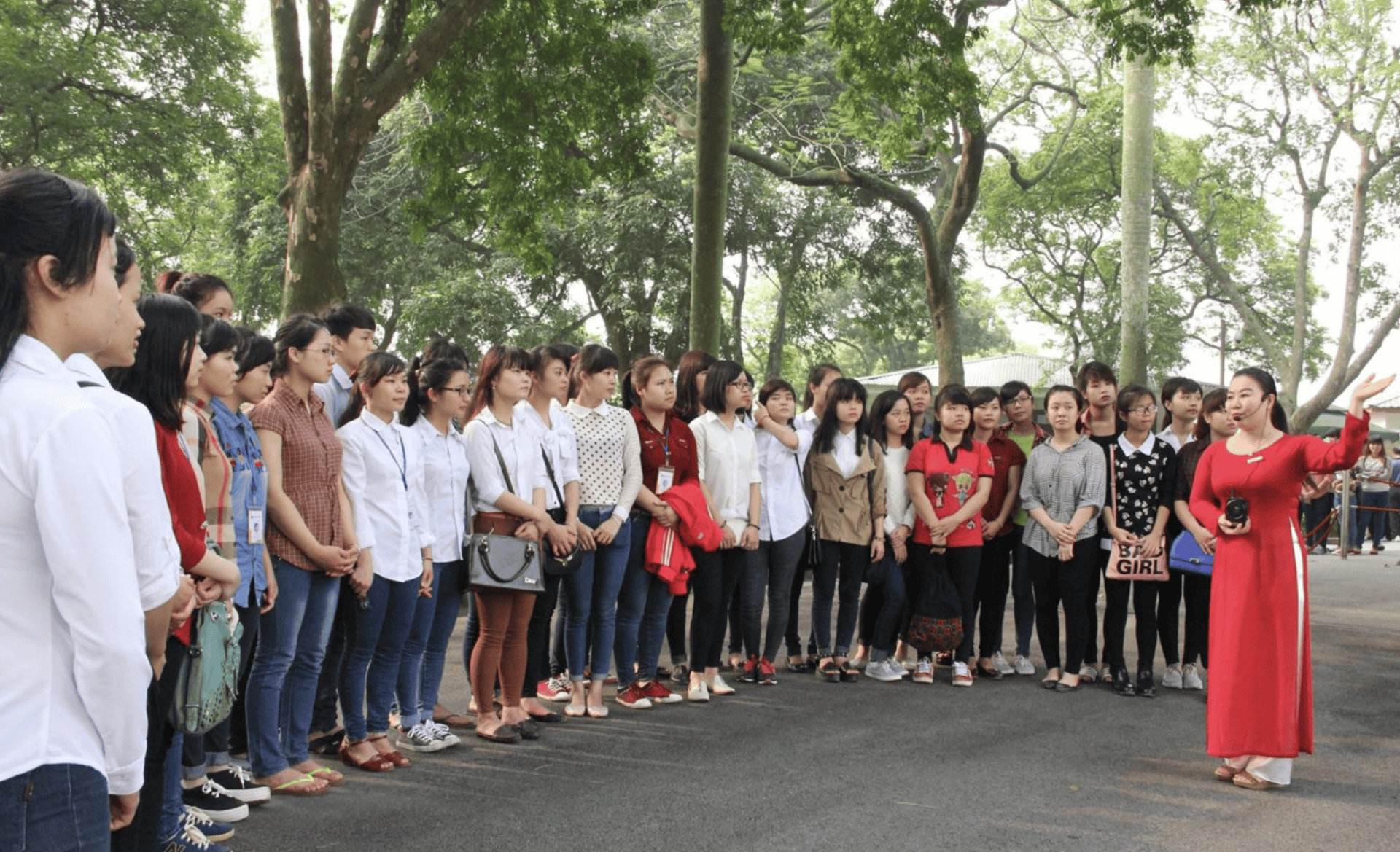 Hướng dẫn viên du lịch chuyên nghiệp đang hướng dẫn đoàn khách quốc tế tại di sản Việt Nam