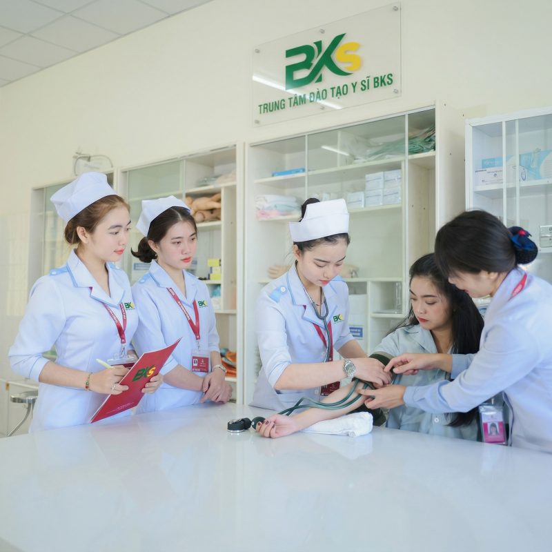 Trung cấp Y sĩ đa khoa vừa học vừa làm vừa có thu nhập vừa có bằng cấp 2 Khái niệm chương trình đào tạo vừa học vừa làm dành cho người đi làm.