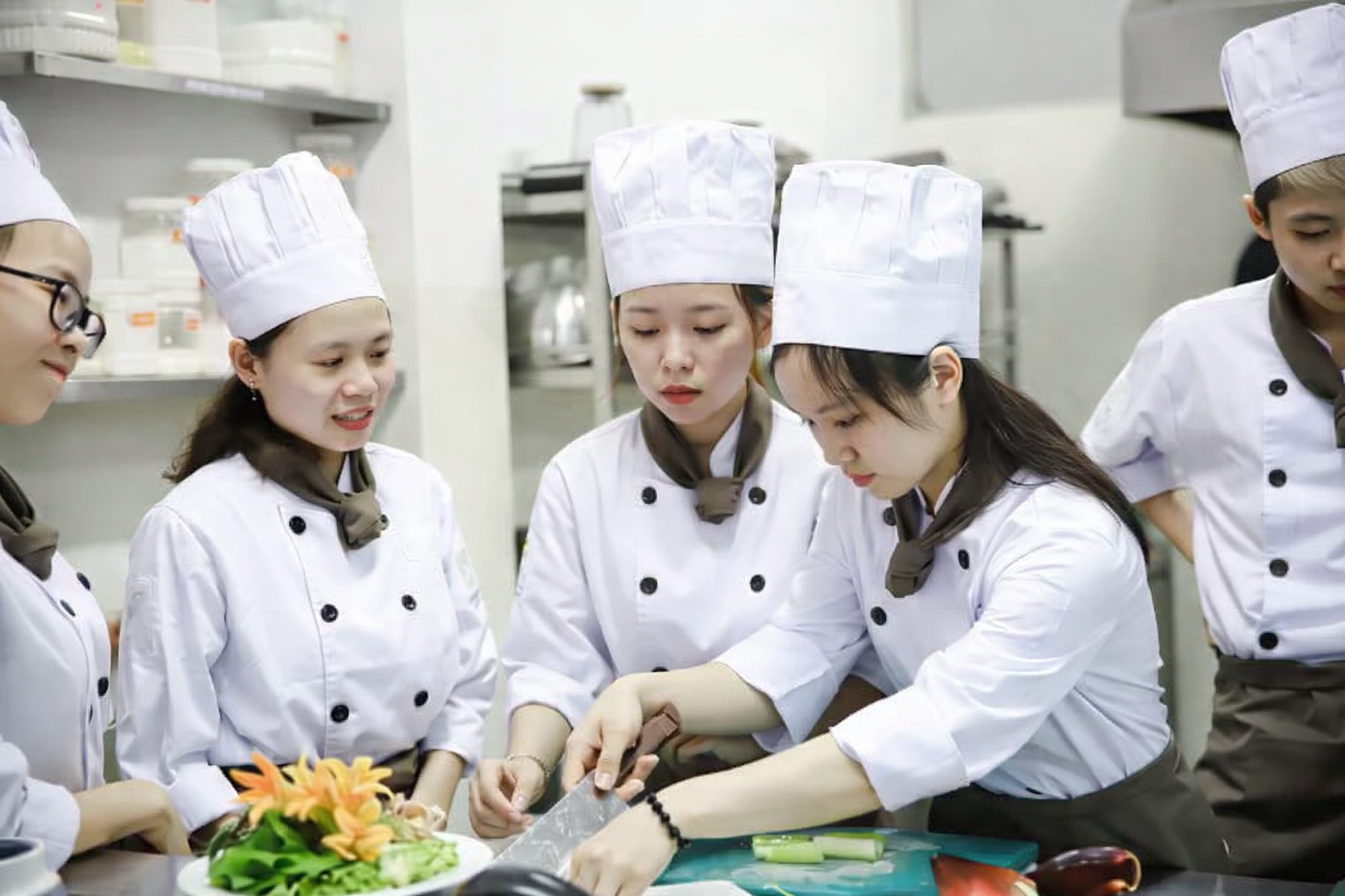 Trung Cấp Kỹ Thuật Chế Biến Món Ăn 8 Học viên BKS học nấu ăn từ xa kết hợp thực hành, chương trình trung cấp kỹ thuật chế biến món ăn linh hoạt