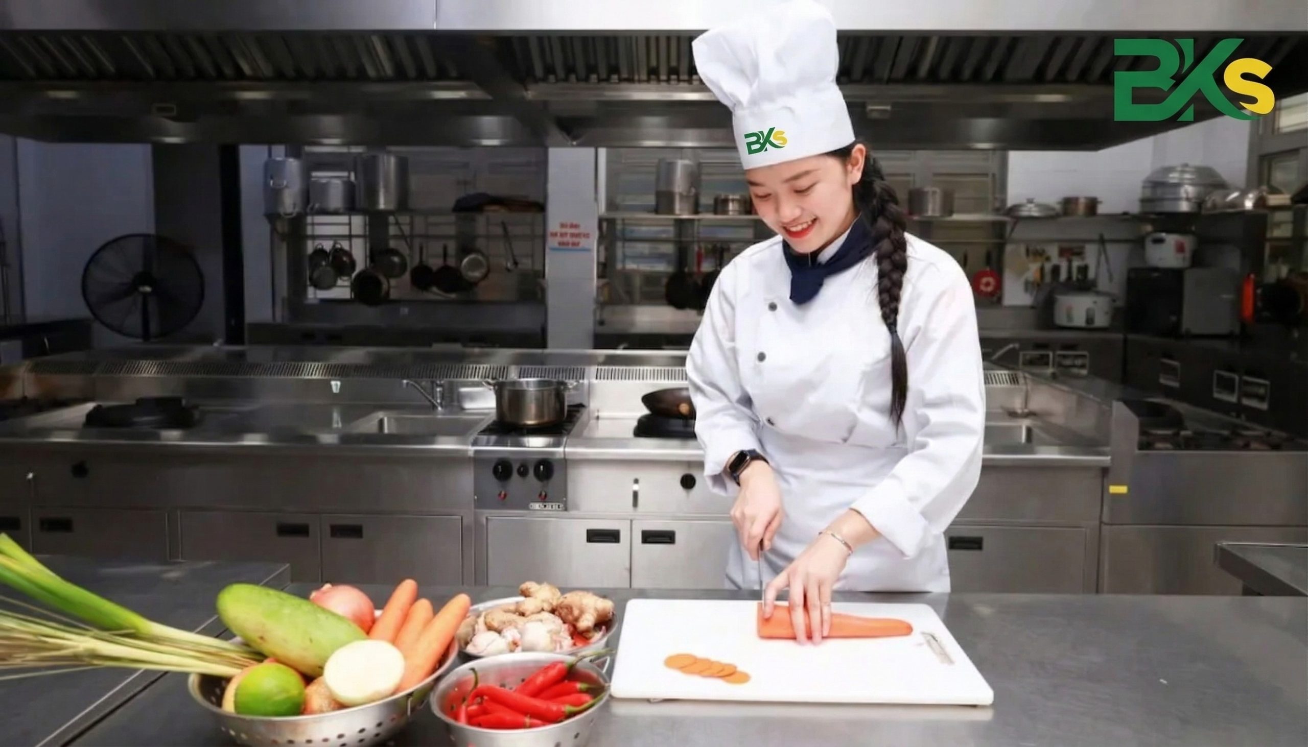 Trung Cấp Kỹ Thuật Chế Biến Món Ăn 6 Học viên BKS thực hành nấu ăn chuyên nghiệp trong bếp chuẩn nhà hàng khách sạn, chương trình trung cấp kỹ thuật chế biến món ăn