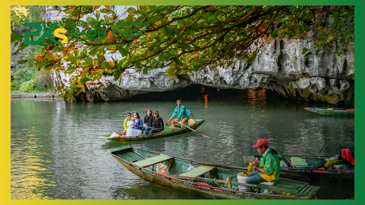 Trải nghiệm khám phá vẻ đẹp kỳ vĩ của hang động sinh thái Việt Nam trên những chiếc thuyền nan nhỏ, giữa dòng nước xanh mát và vòm đá vôi cổ kính rủ bóng thảm thực vật xanh tươi.