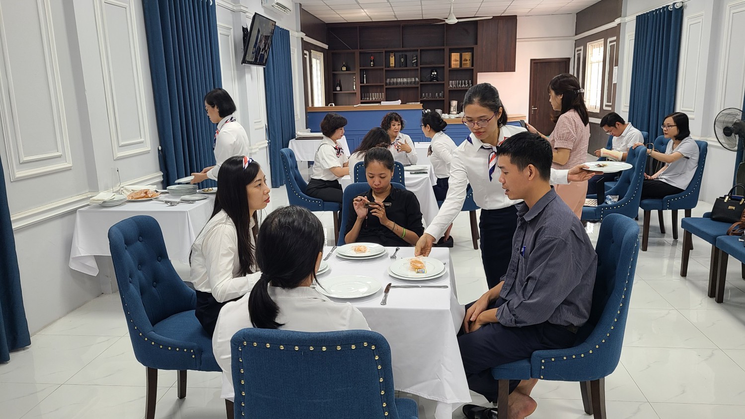 Trung Cấp Nghiệp Vụ Nhà Hàng 22 Sinh viên trường BKS học tập thực hành