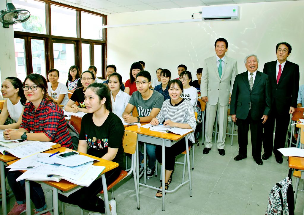 Học viên học Trung cấp Tiếng Nhật linh hoạt tại BKS