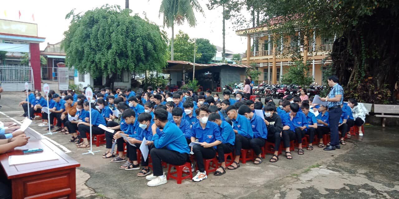 Sinh viên học tập tại thư viện trung tâm hiện đại BKS
