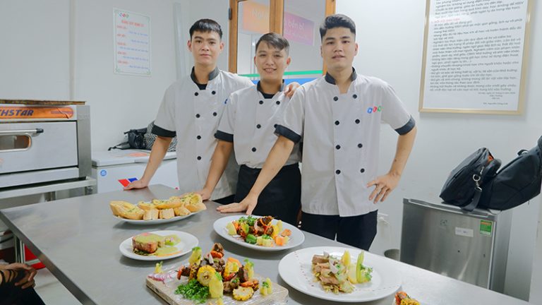 Trung Cấp Kỹ Thuật Chế Biến Món Ăn 13 Học viên BKS thực hành nấu ăn ngay tại nhà