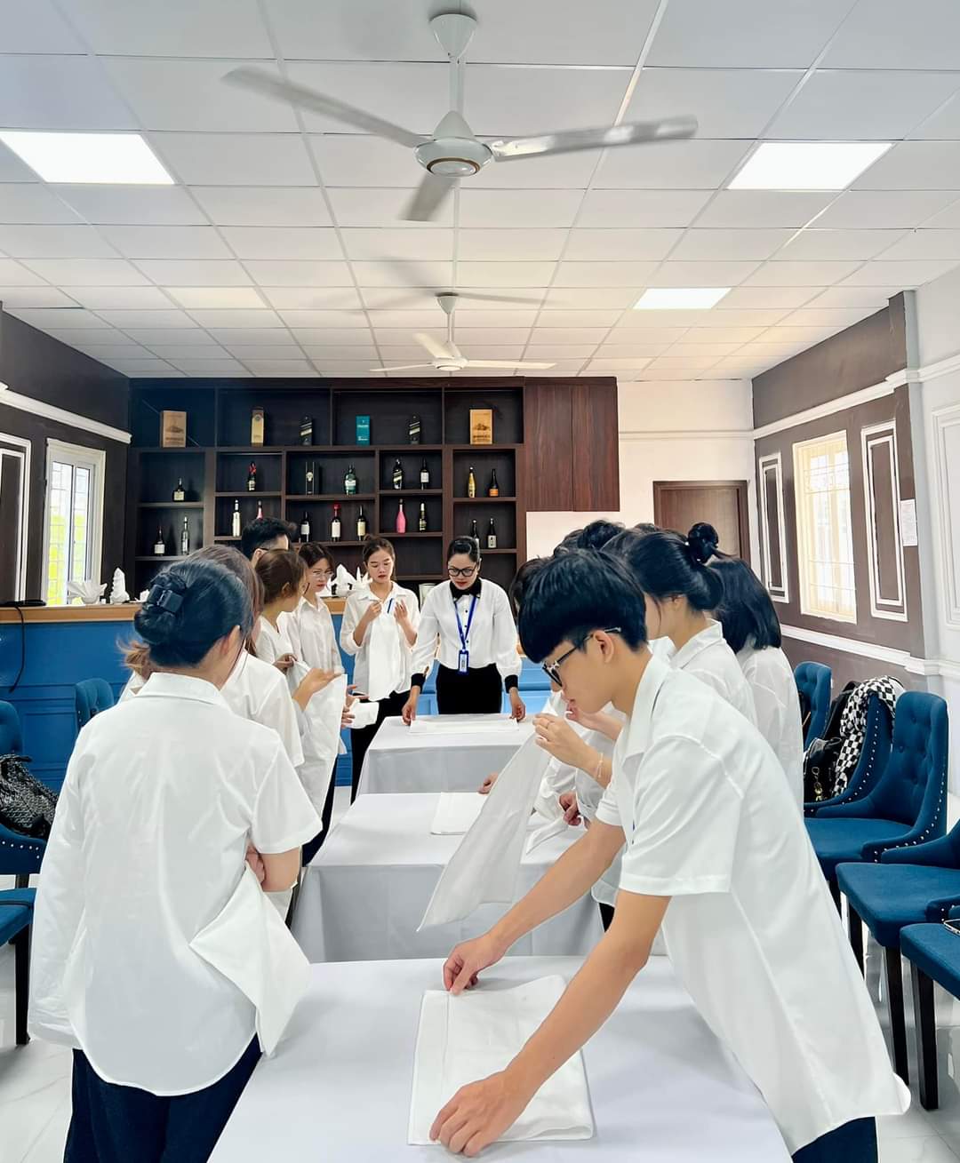 Trung Cấp Nghiệp Vụ Nhà Hàng 8 Sinh viên thực hành nghiệp vụ nhà hàng chuẩn quốc tế tại BKS