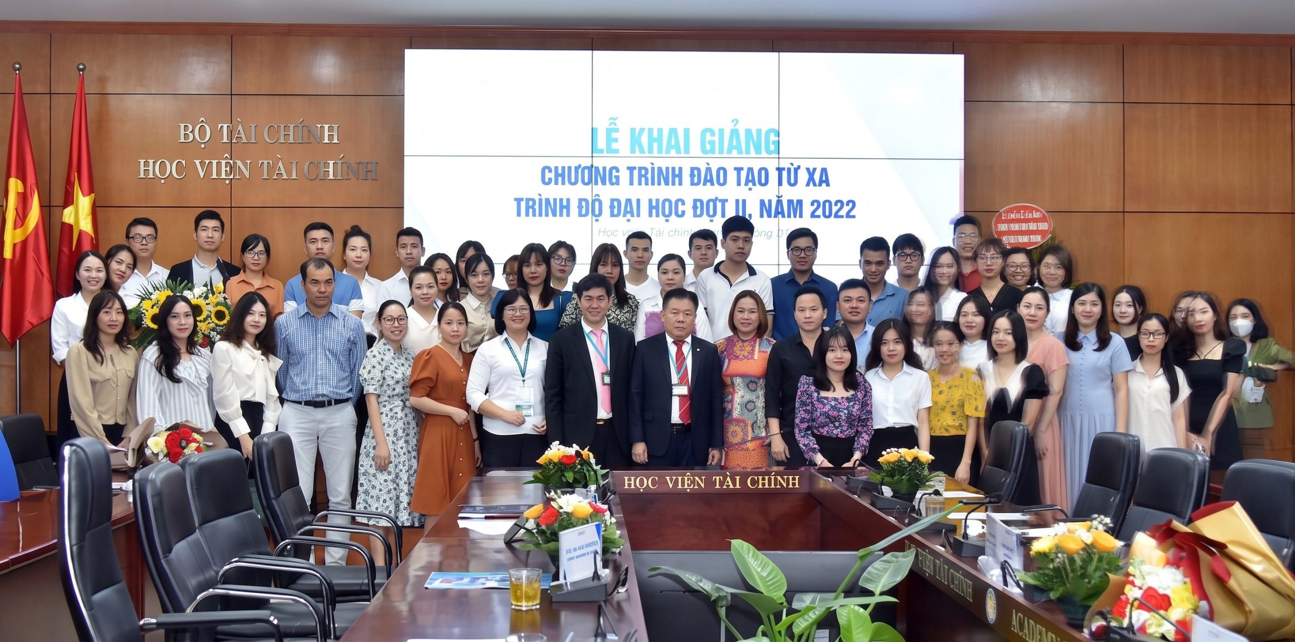 Sinh viên ngành Quản trị Doanh nghiệp học nhóm thực hành tại trường