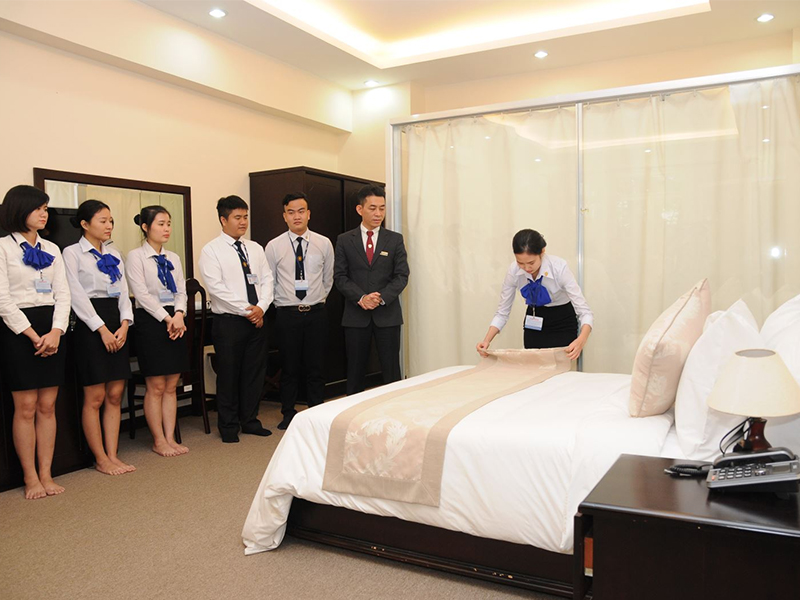 Trung Cấp Quản Trị Khách Sạn 1 Học viên ngành Quản trị khách sạn thực hành tại khách sạn 5 sao