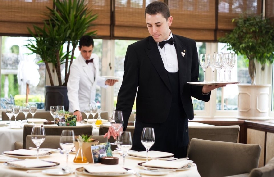 Trung Cấp Nghiệp Vụ Nhà Hàng 1 Sinh viên thực hành nghiệp vụ quản lý nhà hàng