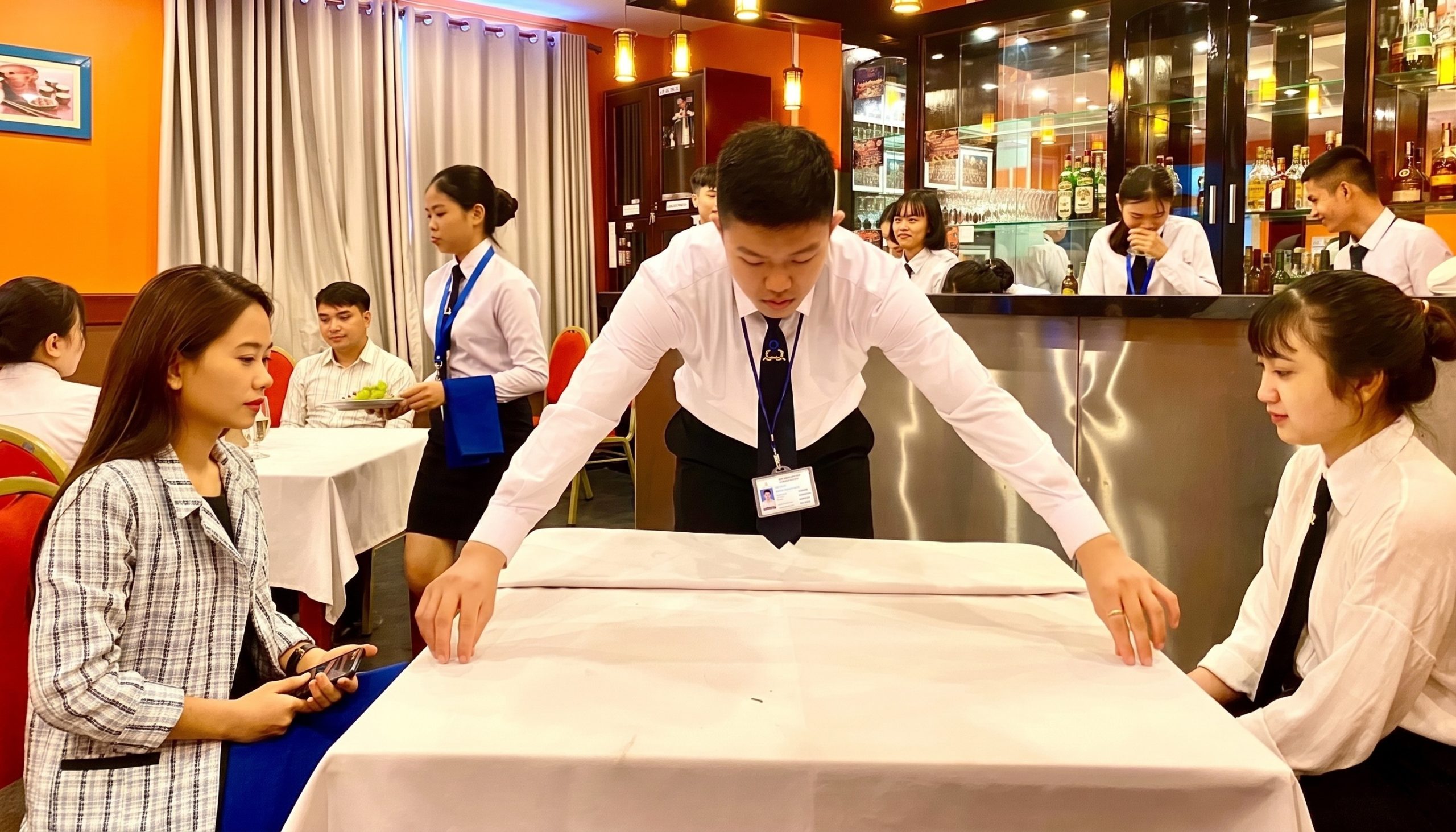 Trung Cấp Nghiệp Vụ Nhà Hàng 2 Sinh viên thực hành nghiệp vụ nhà hàng