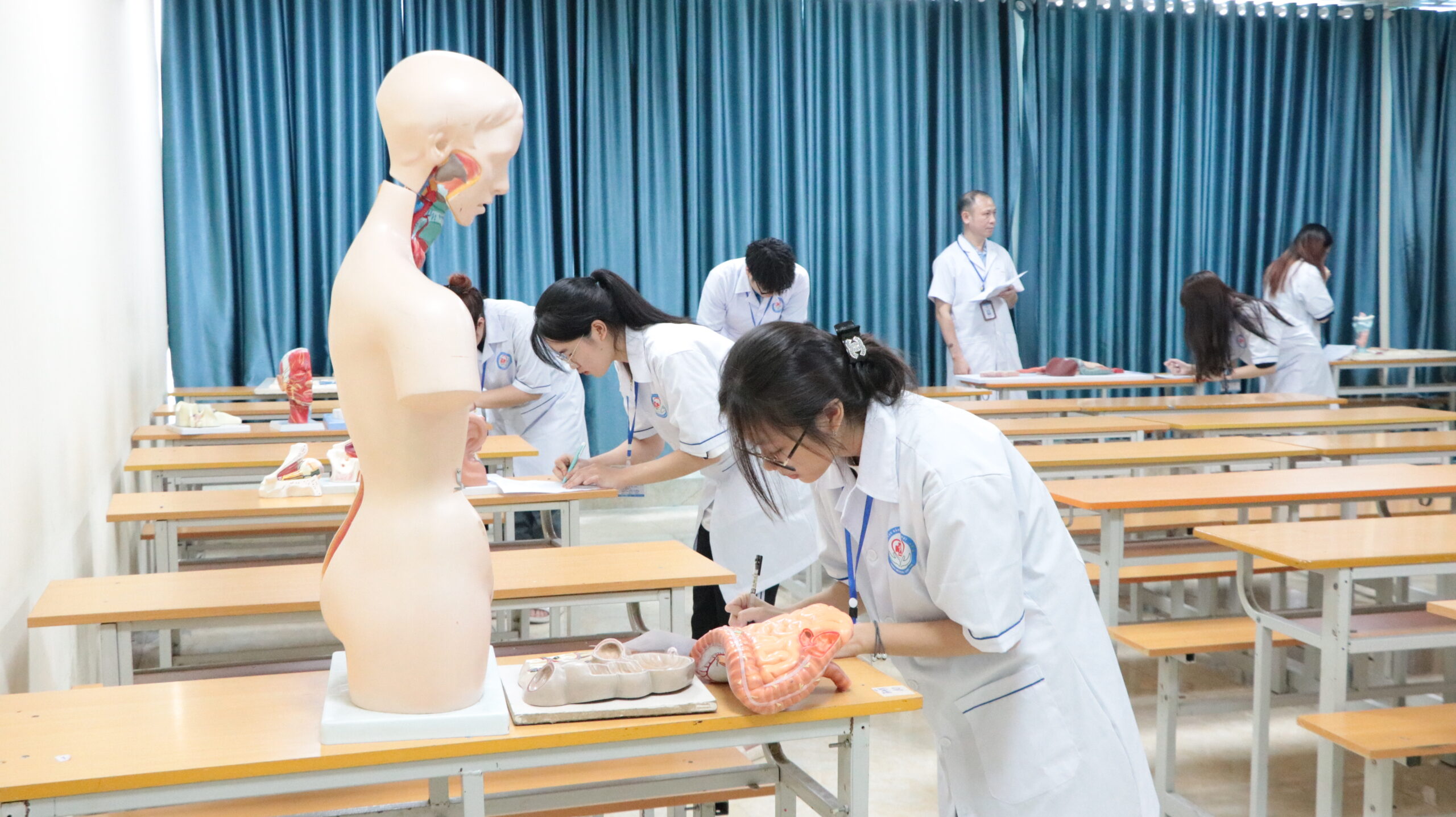 Học viên Trung cấp Y sĩ đa khoa trong môi trường đào tạo y khoa thực hành