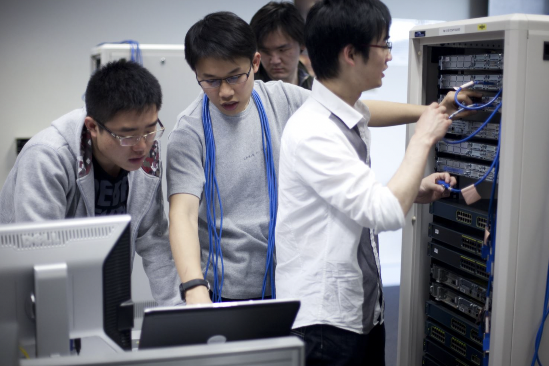 Trung Cấp Công Nghệ Thông Tin 13 Sinh viên Công nghệ Thông tin học theo nhóm với lịch học linh hoạt