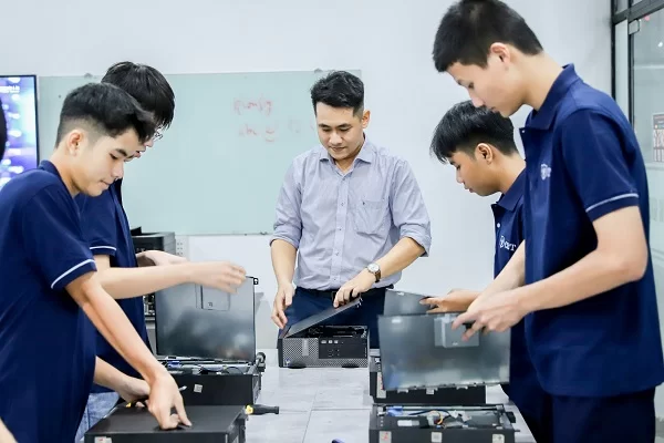 Trung Cấp Công Nghệ Thông Tin 8 Sinh viên học Công nghệ Thông tin
