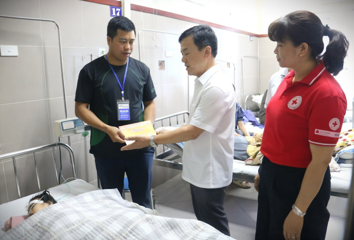 Nhân viên công tác xã hội hỗ trợ kết nối quỹ viện phí cho bệnh nhân có hoàn cảnh khó khăn.
